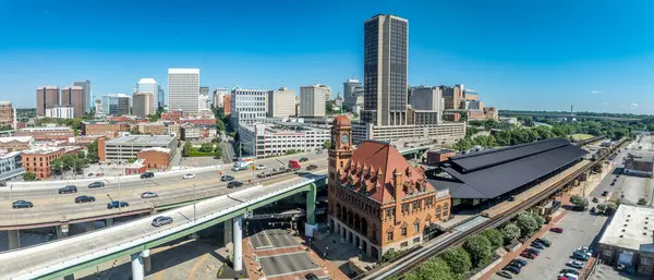 stock image Aerial view of downtown Richmond with skyscrapers, historic Main Street train station