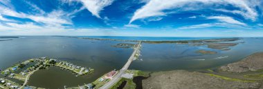 Pond Adası Dış Kıyıları NC OBX 'in havadan görünüşü, dış adaları limana bağlayan kıyı yolu, lüks tatil evleri, geçitler.