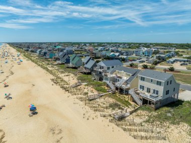 Dış kıyılarda deniz erişimi, havuz, avlu, birinci sınıf Amerikan tatil beldesi olan renkli sahil manzaralı tatil yerleri.