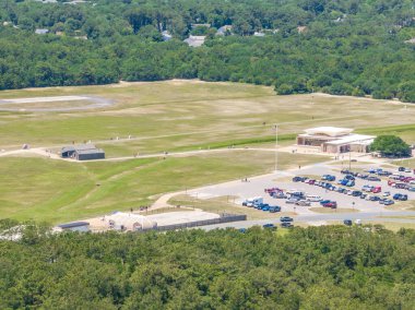 Wright Kardeşler Anıtları 'nın hava görüntüsü ve Kill Devils Hills Kuzey Carolina Dış Kıyılarındaki ilk uçuş sahası.