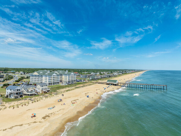 Вид с высоты птичьего полета на пирс Китти Хок и популярное место для отдыха туристов во Внешних берегах Северной Каролины