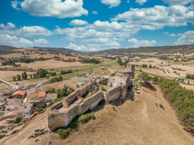 La Mancha İspanya 'daki Huerta de la Obispalia' nın havadan görünüşü, iki ucunda beşgen kaleci tabanca platformları olan tepe ortaçağ tahkimatı.
