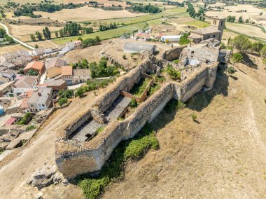 La Mancha İspanya 'daki Huerta de la Obispalia' nın havadan görünüşü, iki ucunda beşgen kaleci tabanca platformları olan tepe ortaçağ tahkimatı.
