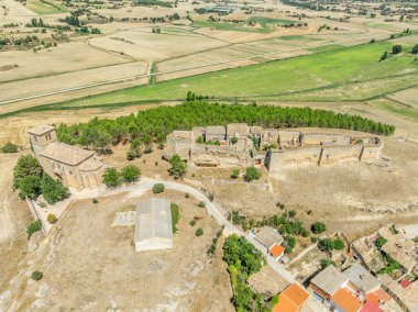 La Mancha İspanya 'daki Huerta de la Obispalia' nın havadan görünüşü, iki ucunda beşgen kaleci tabanca platformları olan tepe ortaçağ tahkimatı.