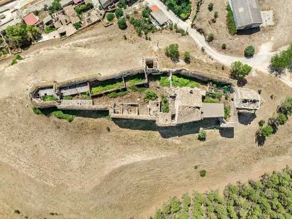 stock image Aerial view of Huerta de la Obispalia in La Mancha Spain, hilltop medieval fortification with pentagonal bastion gun platforms at both ends