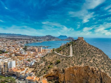 San Juan kalesinin havadan görünüşü ve Aguilas İspanya 'nın popüler plajı, turkuaz suyla popüler Akdeniz turizm beldesi