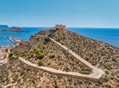 San Juan kalesinin havadan görünüşü ve Aguilas İspanya 'nın popüler plajı, turkuaz suyla popüler Akdeniz turizm beldesi