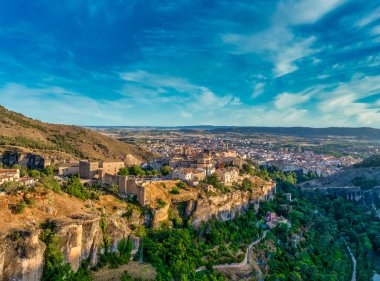 Havadan Cuenca tarihi şehir merkezi La Mancha İspanya 'da, renkli ortaçağ evleri asılı balkon mavi bulutlu gökyüzü