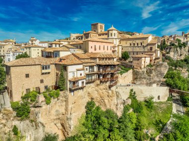 Havadan Cuenca tarihi şehir merkezi La Mancha İspanya 'da, renkli ortaçağ evleri asılı balkon mavi bulutlu gökyüzü