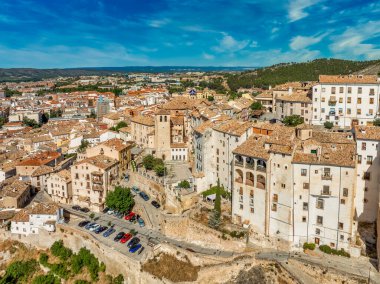 Havadan Cuenca tarihi şehir merkezi La Mancha İspanya 'da, renkli ortaçağ evleri asılı balkon mavi bulutlu gökyüzü