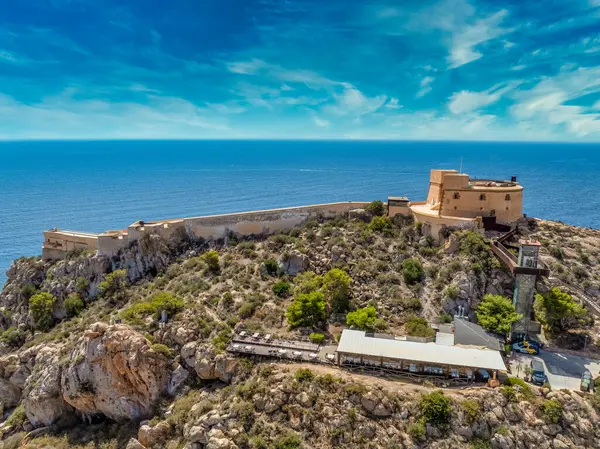 San Juan kalesinin havadan görünüşü ve Aguilas İspanya 'nın popüler plajı, turkuaz suyla popüler Akdeniz turizm beldesi