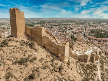 Güney İspanya 'nın Murcia eyaletindeki İber yerleşim kalıntıları büyük kare kaleli Alhama Kalesi' nin havadan görünüşü
