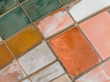 La Manga tuz madenlerinin hava manzarası, tuz masası, canlı turuncu, kırmızı, pembe renkler paleti bir ressamın boyaması için hazır
