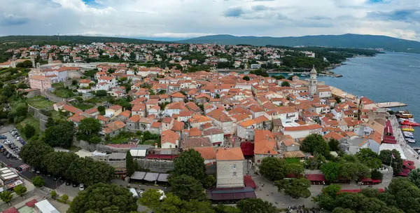 Hırvat adasının kent duvarları, Frankopan kalesi, kırmızı çatıları, katedrali, Benedikt Manastırı 'ndaki Krk kentinin ana limanının hava manzarası, 