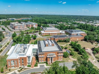 Fredericksburg Virginia 'daki Mary Washington Üniversitesi binalarının hava manzarası: Dodd Oditoryumu, Jefferson Hall, Bushnell Hall, Framar House