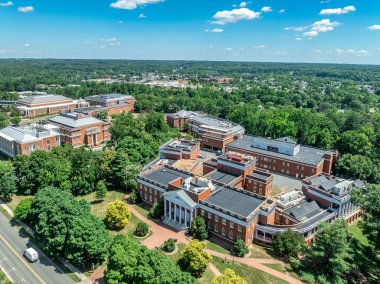 Fredericksburg Virginia 'daki Mary Washington Üniversitesi binalarının hava manzarası: Dodd Oditoryumu, Jefferson Hall, Bushnell Hall, Framar House