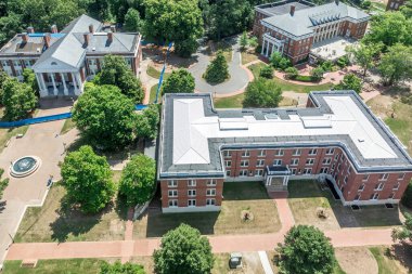 Fredericksburg Virginia 'daki Mary Washington Üniversitesi binalarının hava manzarası: Dodd Oditoryumu, Jefferson Hall, Bushnell Hall, Framar House