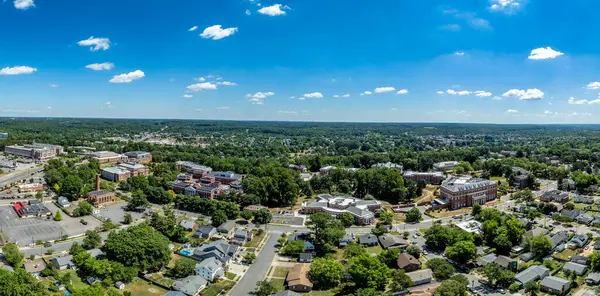 Fredericksburg Virginia 'daki Mary Washington Üniversitesi binalarının hava manzarası: Dodd Oditoryumu, Jefferson Hall, Bushnell Hall, Framar House