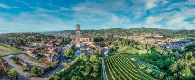 Ortaçağ duvarlı kasabası, uzun saat kulesi, güçlendirilmiş kapıları, taretleri, kuleleri olan Arzignano kalesi Venedik 'te bir üzüm bağının ortasında. 