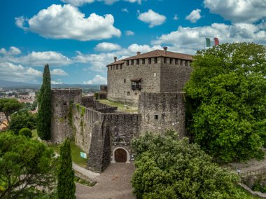 Eş merkezli kuleleri olan Gorizia kalesi ve kasabasının havadan görünüşü, İtalya ile Slovenya sınırındaki sarayı restore etti.