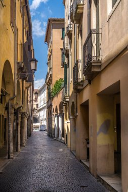 Padova İtalya 'daki eski ortaçağ Yahudi gettosunun dar sokaklarına bak.
