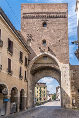 Ortaçağ kapısı Molino kulesinin Padova İtalya 'da hala işlevsel bir cadde olarak görünümü