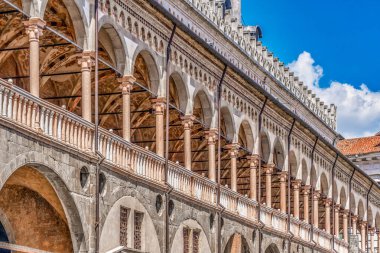 Padova İtalya 'daki Ragione Sarayı. Ortaçağ, freskle dolu, zemin katlı gıda pazarı ve kafeler ve barları olan sivil bir bina.