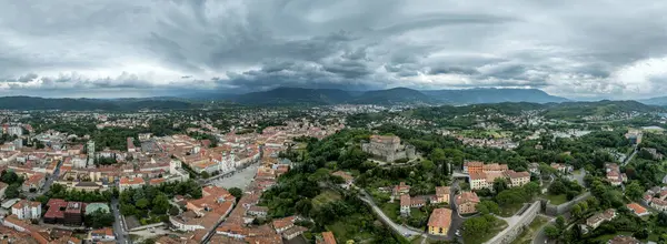 Eş merkezli kuleleri olan Gorizia kalesi ve kasabasının havadan görünüşü, İtalya ile Slovenya sınırındaki sarayı restore etti.