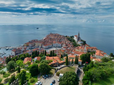 Slovenya 'nın Istria kentindeki Piran ortaçağ manzarası, kırmızı çatıları, şehir duvarı, katolik kilisesi, popüler turizm beldesi