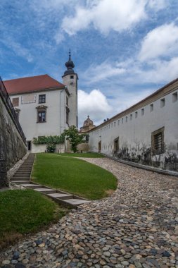 Slovenya 'daki Ptuj şatosunun içinde, kapı inşaatı, kilise kulesi, kaldırım taşı döşemesi restore edildi