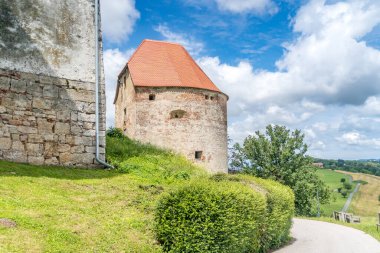 Boşlukları olan yuvarlak top kulesi, Ptuj şatosu Slovenya 'da kırmızı çatı