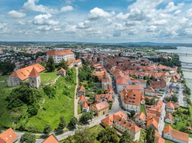 Kırmızı çatılı Ptuj kalesinin havadan görünüşü Gotik Rönesans Sarayı binası, kaleler, eski kentin tepesindeki kuleler, Slovenya 'daki Drava nehri