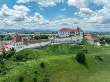 Kırmızı çatılı Ptuj kalesinin havadan görünüşü Gotik Rönesans Sarayı binası, kaleler, eski kentin tepesindeki kuleler, Slovenya 'daki Drava nehri