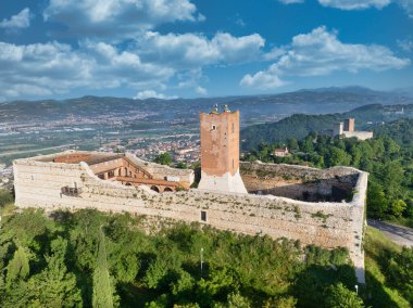 Montecchio Maggiore 'daki Romeo ve Juliet kalelerinin havadan görünüşü kare kuleleri olan İtalya' da nadir bulunan bir çift dağ tahkimatı. 