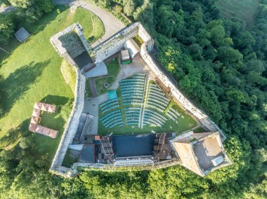 Montecchio Maggiore 'daki Romeo ve Juliet kalelerinin havadan görünüşü kare kuleleri olan İtalya' da nadir bulunan bir çift dağ tahkimatı. 