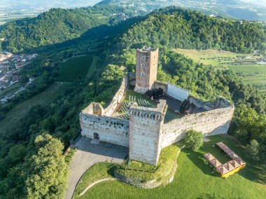 Montecchio Maggiore 'daki Romeo ve Juliet kalelerinin havadan görünüşü kare kuleleri olan İtalya' da nadir bulunan bir çift dağ tahkimatı. 