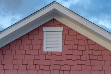 Gable 'ın çatısı, Matt Red Cedar Shake Vinil Kaplama ve beyaz PVC Gable menfezi ile kaplı.