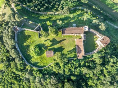 İtalya 'da Montebello Vicentino yakınlarındaki Scaligeri Maltraverso kalesinin havadan görünüşü Gotik saray, siperler, güçlendirilmiş kapılar...