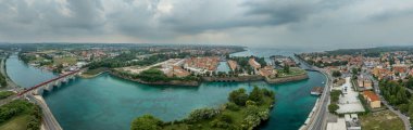 İtalya Garda Gölü 'ndeki Perschiera del Garda adasının havadan görünüşü.