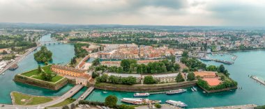İtalya Garda Gölü 'ndeki Perschiera del Garda adasının havadan görünüşü.