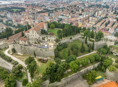 Brescia Ortaçağ Kalesi 'nin havadan görünüşü, şehir merkezi, şehir duvarları, kaleler, Lombardiya İtalya' daki üzüm bağları.