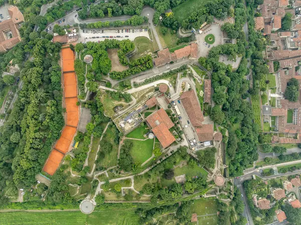 Brescia Ortaçağ Kalesi 'nin havadan görünüşü, şehir merkezi, şehir duvarları, kaleler, Lombardiya İtalya' daki üzüm bağları.