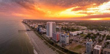 Yüksek katlı oteller ve sahil tatilleri, Myrtle sahilindeki Atlantik Okyanusu 'nun kıyıları boyunca uzanır. Popüler yaz turları, büyüleyici renkli günbatımı gökyüzü.