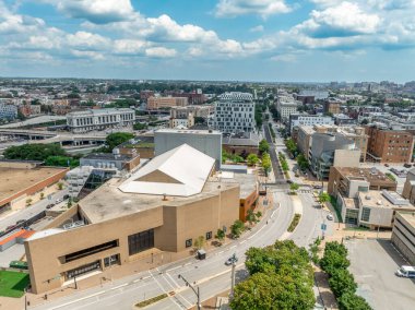 Baltimore, Maryland, ABD 'deki Lyric Baltimore müzik merkezinin hava görüntüsü, Baltimore Hukuk Fakültesi ve Penn İstasyonu' na yakın.