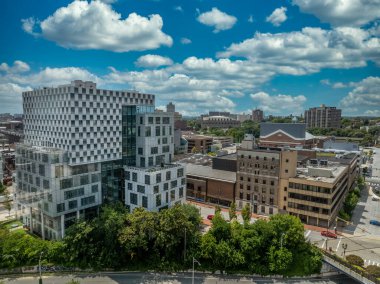 Baltimore Üniversitesi 'nde geleceğe dönük hukuk fakültesi binası. Bulutlu mavi gökyüzü.