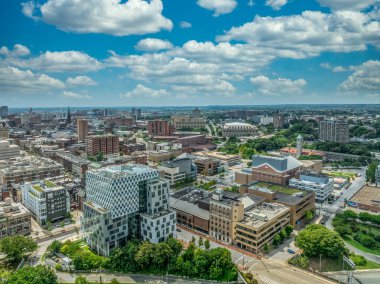 Baltimore Üniversitesi Hukuk Fakültesi 'nin hava manzarası, Baltimore şehir merkezindeki Lyric Tiyatrosu bulutlu mavi gökyüzü