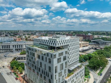 Baltimore 'daki hukuk ve fizyoloji binalarıyla Baltimore Üniversitesi kampüsünün hava görüntüsü. 