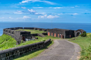 Brimstone Hill Fort Kitts ve Nevis 'te barut dergisi bulunan Prince of Wales kalesi tabanca platformu.