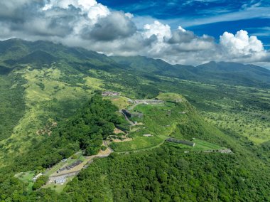 Eski İngiliz kalesi Brimstone Tepesi kalesi. Kalelerin üzerine toplar monte edilmiş. St. Kitts 'teki hendeği korurlar.