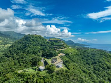 Brimstone Tepesi 'nin havadan görünüşü, St. Kitts ve Nevis' te kaleleri ve surları bulutlu mavi gökyüzü olan İngiliz sömürge kalesi.